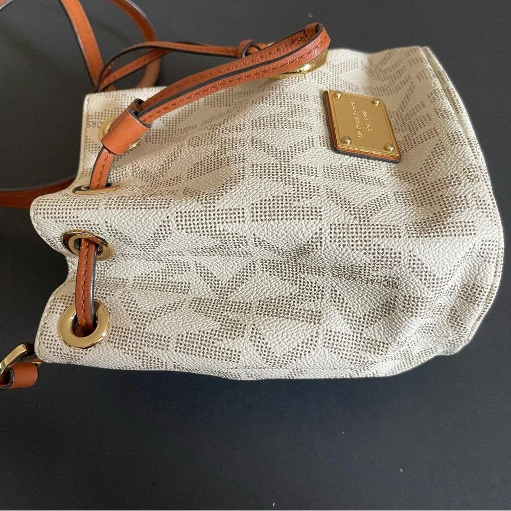 Michael Kors brown and cream Bucket crossbody bag._4
